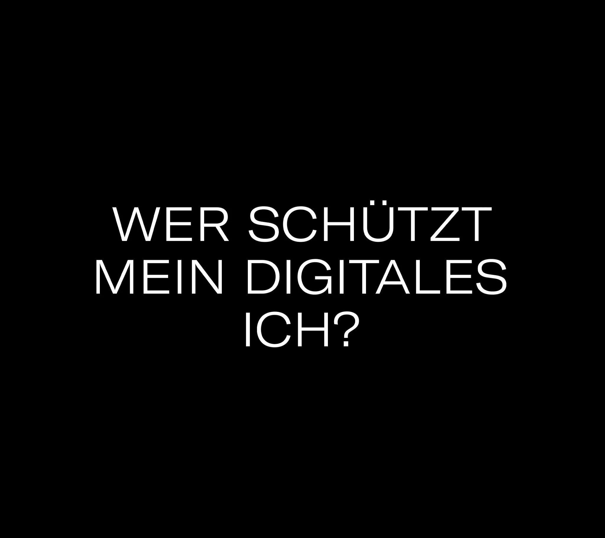 Textbotschaft der Installation: Wer schützt mein digitales Ich? — weiße Typografie auf schwarzem Grund